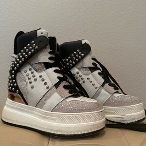 Anthony Wang (AW) Quice-03 White with Silver Sparkle Trim Size 7.5